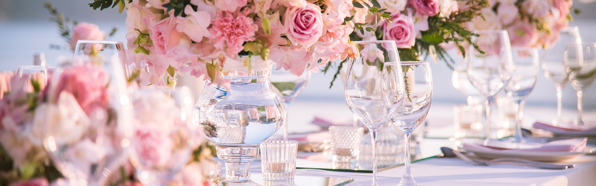 Stora blomsterdekorationer - Foto: Adobestock
