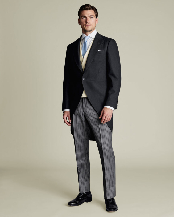 En klassisk Jackett skal bäras med grårandiga byxor. Från Charles Tyrwhitt