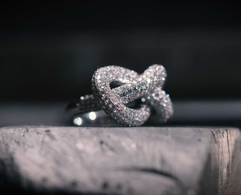 Modern knuten ring från Gunnar Fahlström