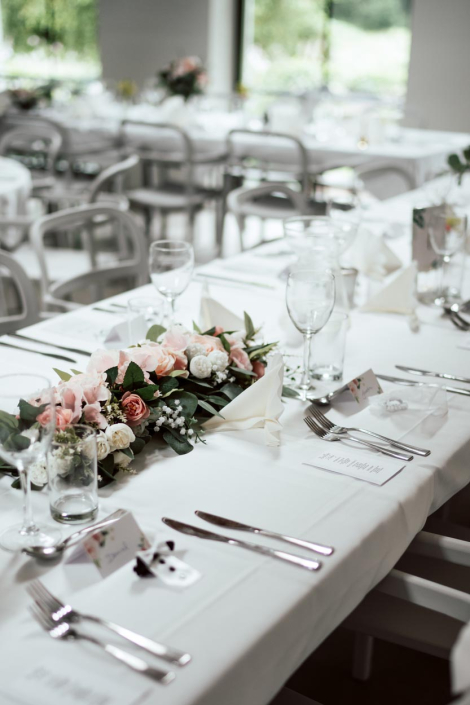 Vacker dukning på herrgården – foto: Oskar Aronsson Vacker dukning på herrgården - foto: Oskar Aronsson