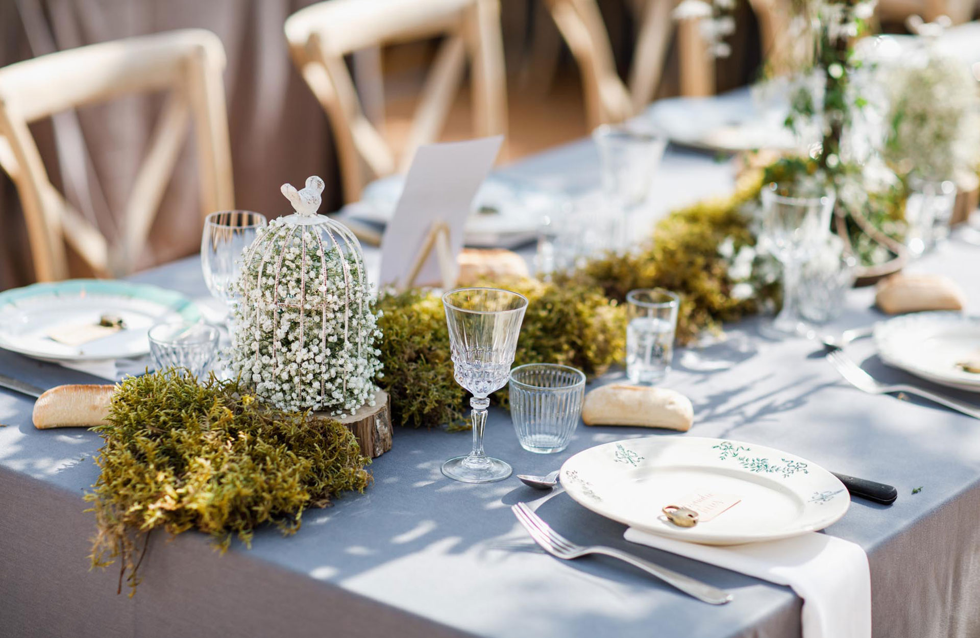 Mossa som grön löpare på bordet - en kreativ bröllopsdukning Mossa som grön löpare på bordet - en kreativ bröllopsdukning