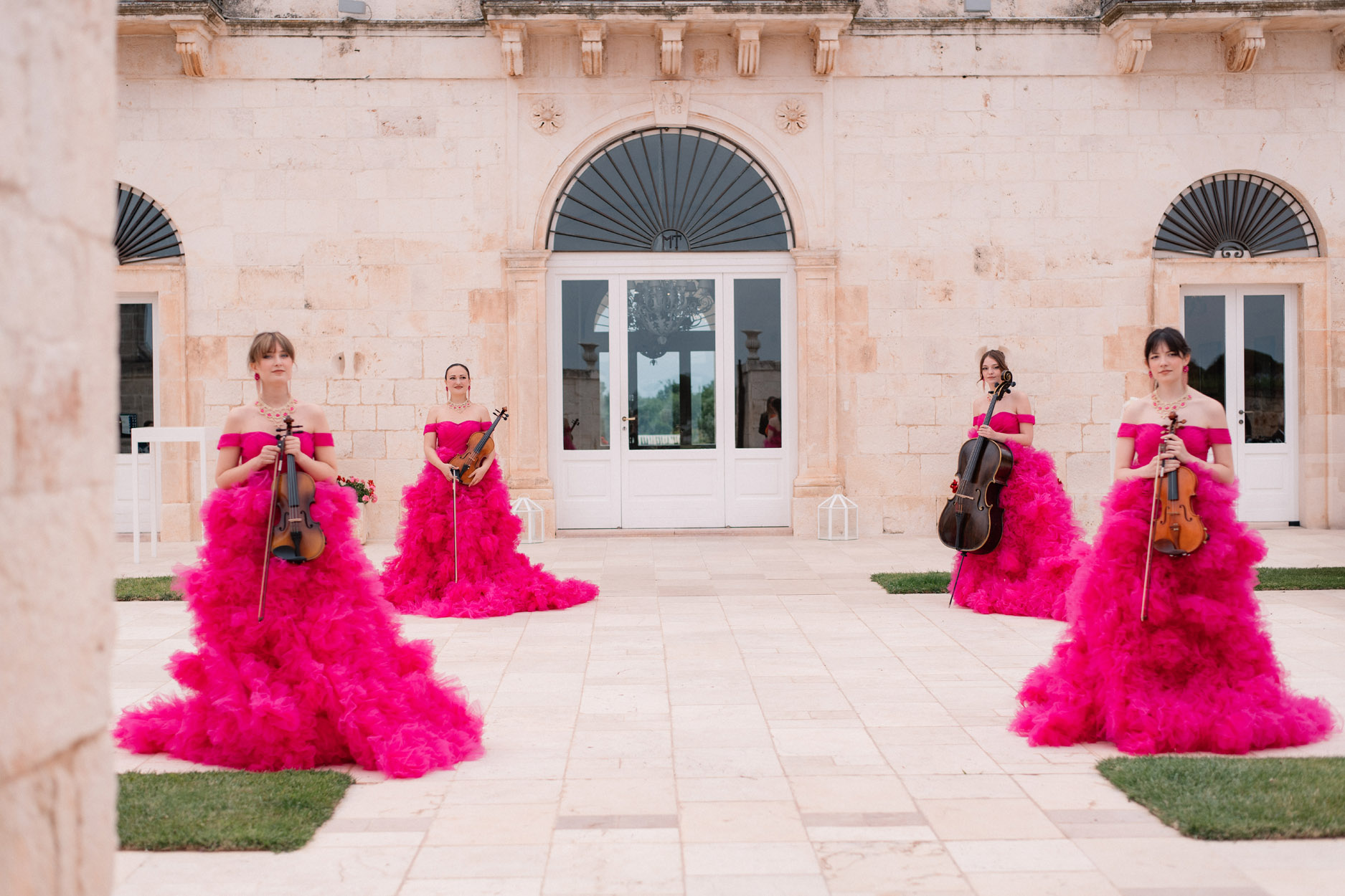 En stråkkvartett välkomnade gästerna och musikerna bar klänningar i fuchsia för att matcha färgpaletten. En stråkkvartett välkomnade gästerna och musikerna bar klänningar i fuchsia för att matcha färgpaletten.