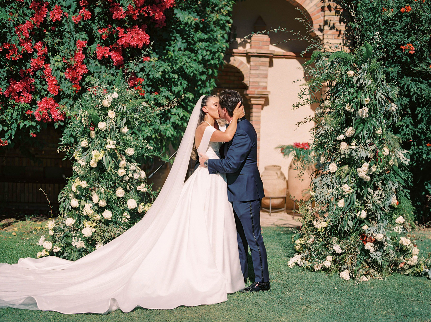 Den första kyssen - Foto: 2 Brides Photography Den första kyssen - Foto: 2 Brides Photography