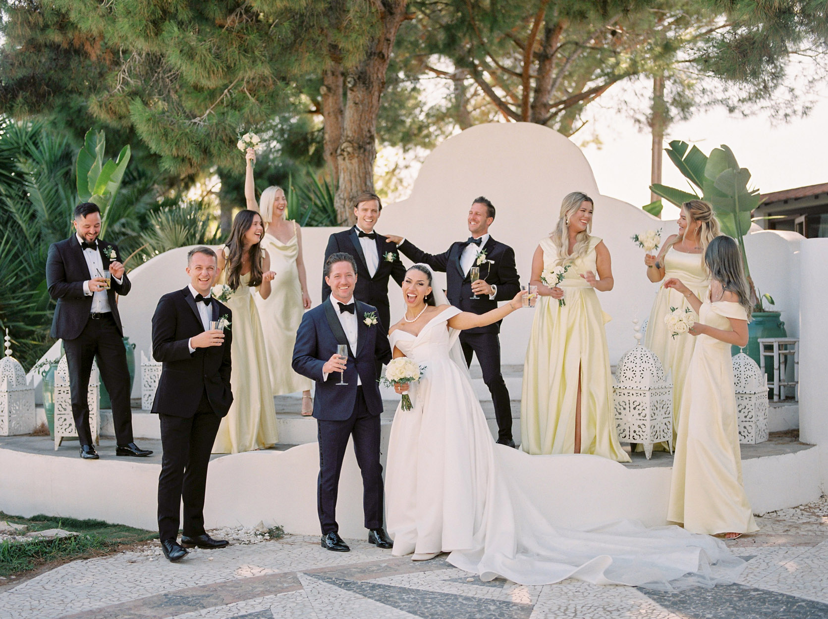 Chris & Marta med brudfölje - Foto: 2 Brides Photography Chris & Marta med brudfölje - Foto: 2 Brides Photography