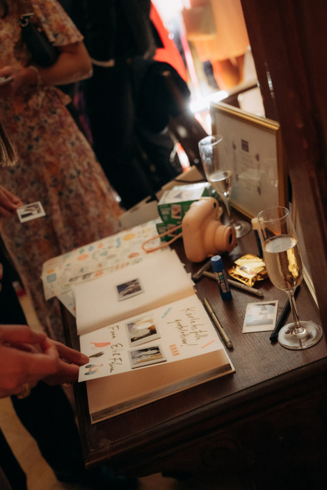 Gästbok – foto: Jekaterina Komova Gästbok - foto: Jekaterina Komova