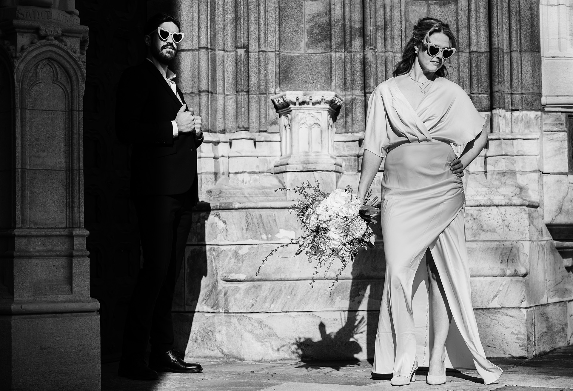 Brudpar i svart och vit utanför Domkyrka i Uppsala. Foto: Chaiko & Markstedt Photography