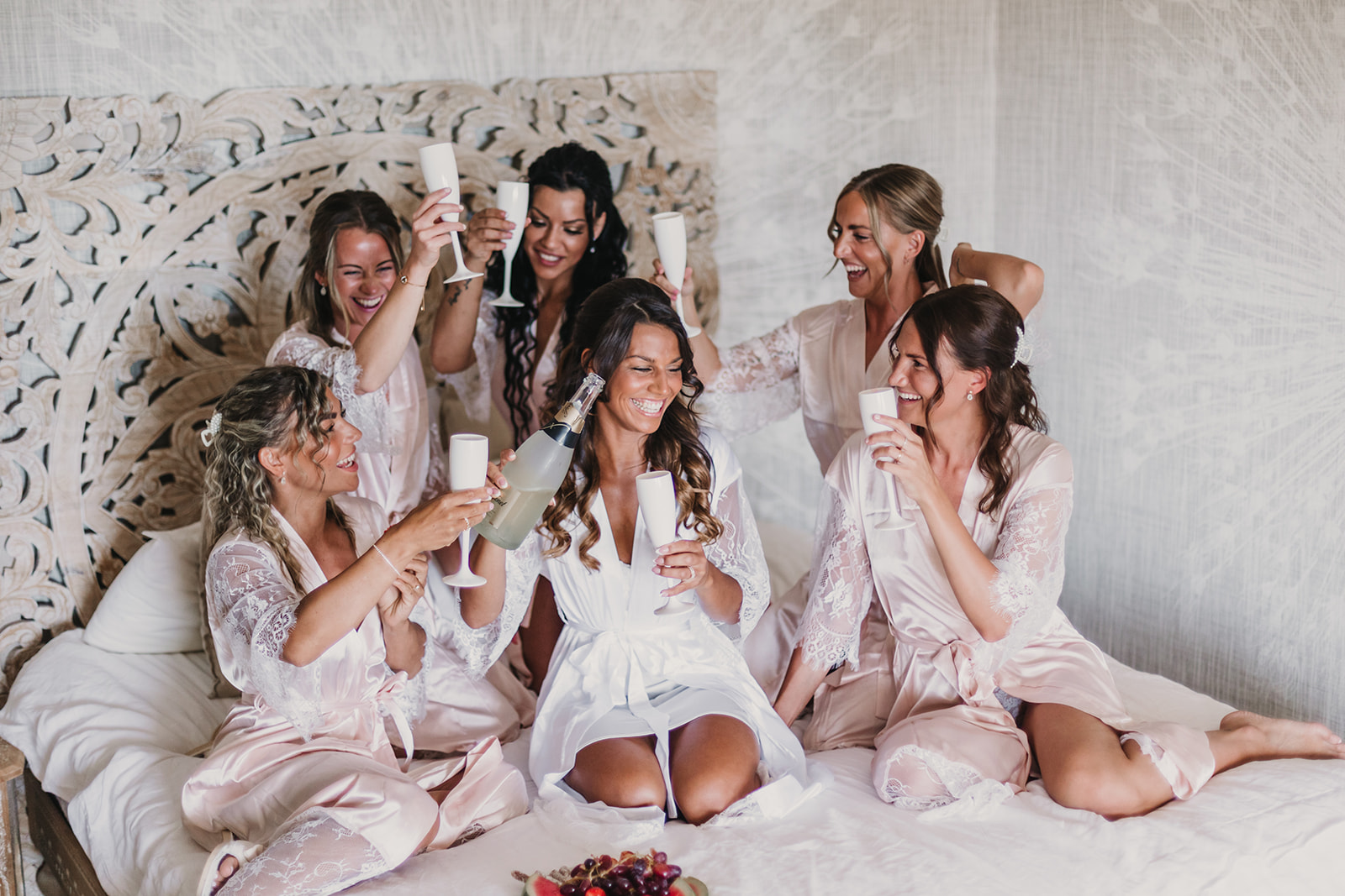 Matilda och tärnorna gör sig i ordning med bubbel, leenden och pirr i magen Matilda och tärnorna gör sig i ordning med bubbel, leenden och pirr i magen