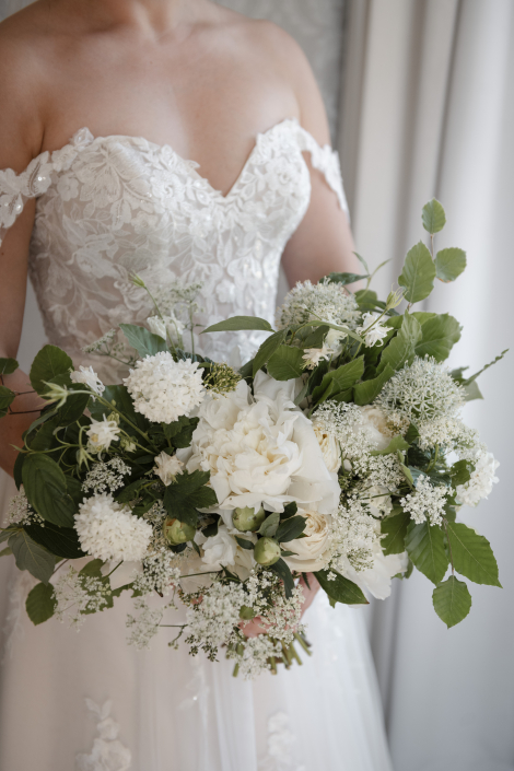 Bröllopsklänning från Wedding Store Malmö och brudbukett från Passiflora
