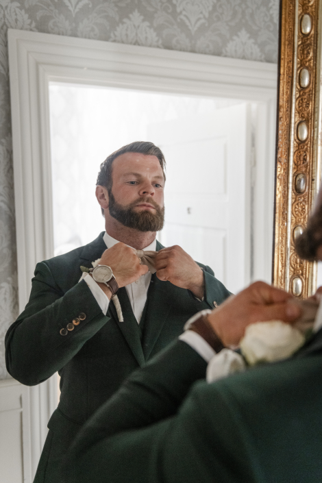 Brudgummen i kostym från Pelote