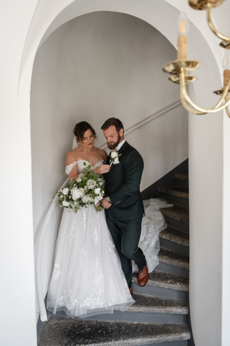 Brud och brudgum i det vackra anrika slottet