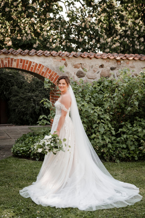 På Bjärsjölagårds Slott finns gott om vackra platser för bröllopsfoton.