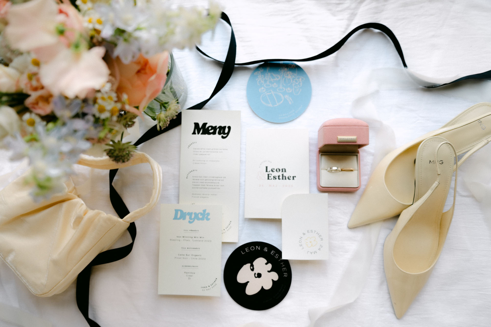 Paret pysslade i hop en genomgående design som skulle synas i allt – från inbjudan till menyerna.