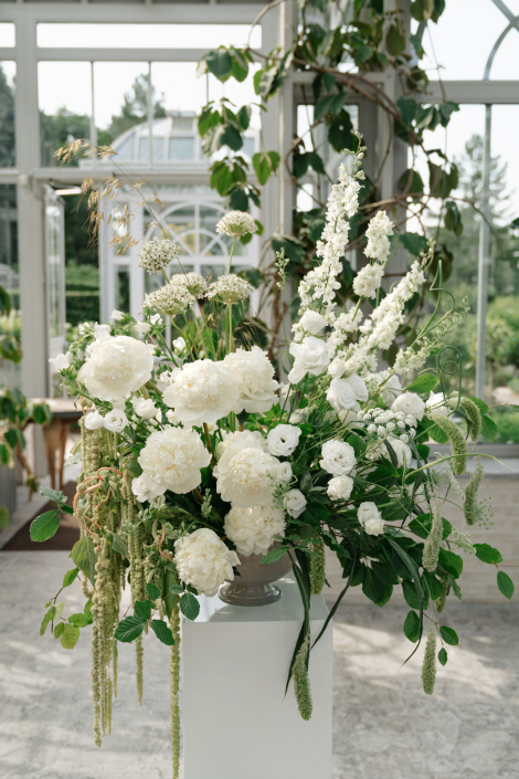 Vackra blomsterdekorationer i grönt och vitt