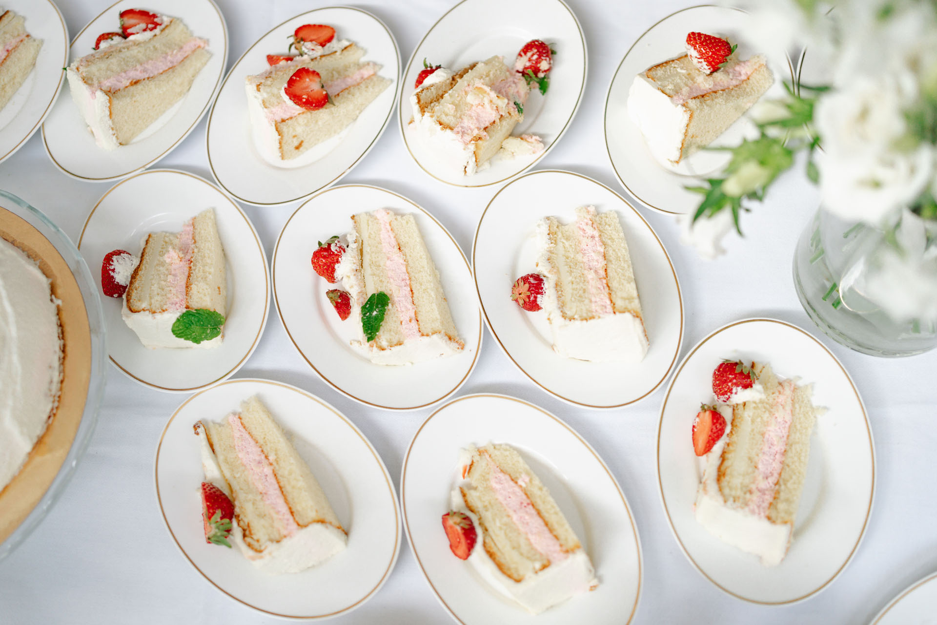 Bröllopstårta med jordgubbar - perfekt för ett midsommarbröllop