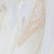 Ärmar bröllopsklänningar - foto Pexels