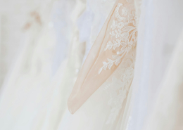 Ärmar bröllopsklänningar - foto Pexels