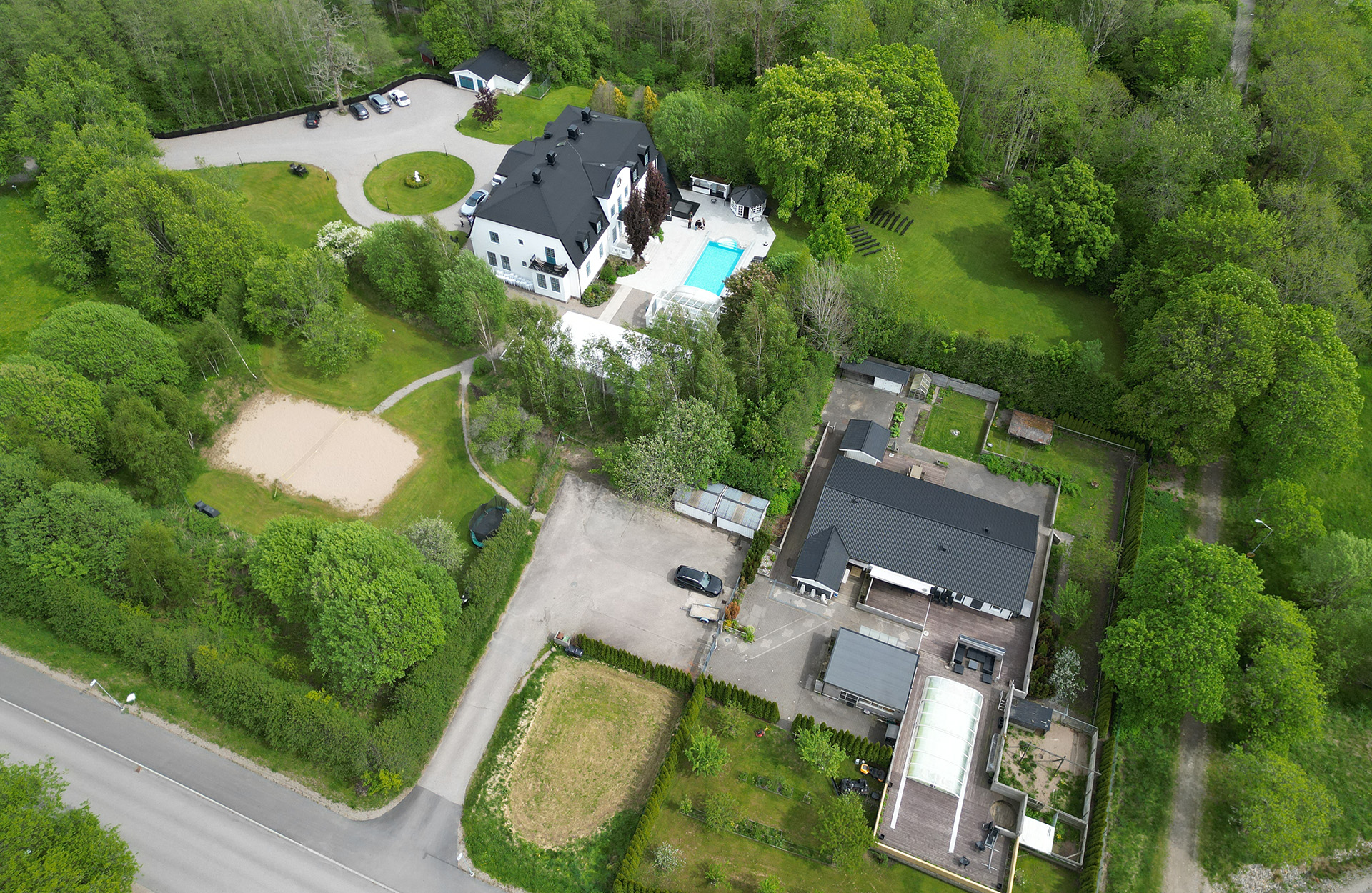Drönarbild Disponentvillan Lilla Edet och huset bredvid Drönarbild Disponentvillan Lilla Edet och huset bredvid