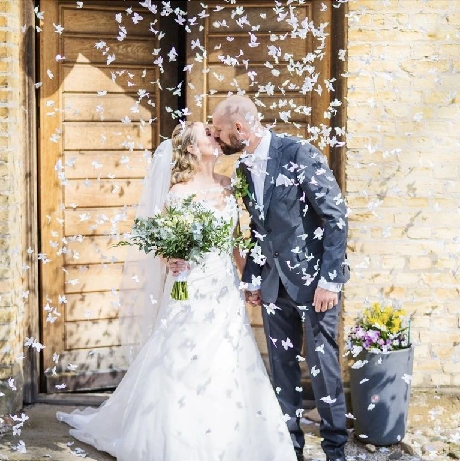 Bröllopsbutik - Anina - bröllopsklänningar - brudpar