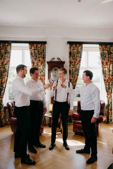 Brudgum och marskalker - förberedelser Bjärsjölagårds Slott